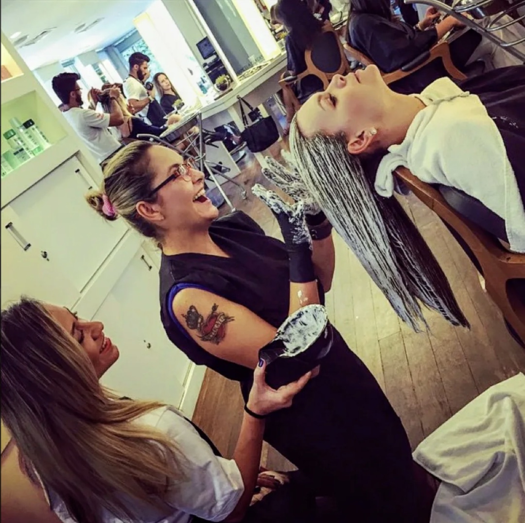 Trabalho da técnica Brazilian Free Hands em cabelo curto